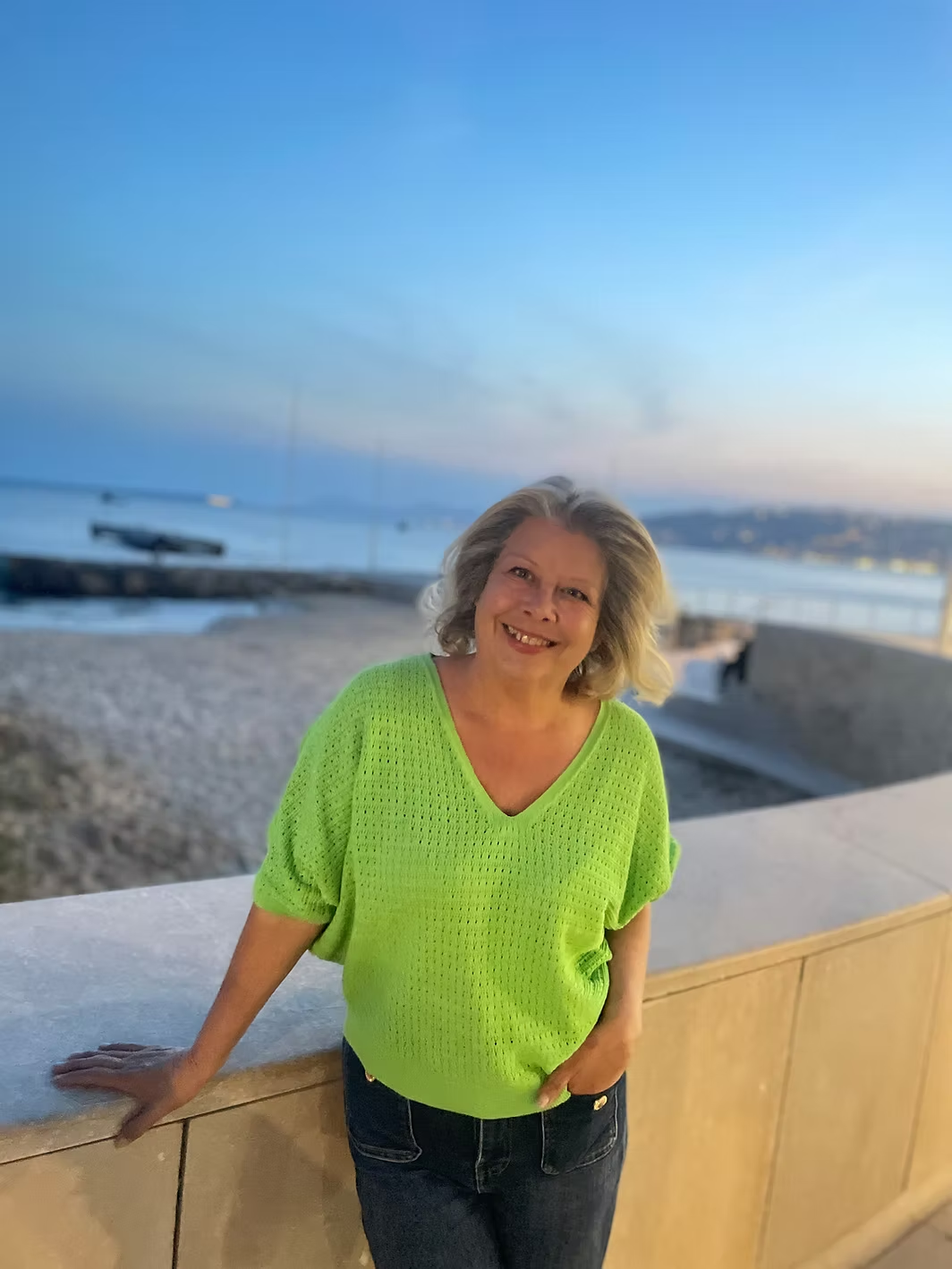 Louise Phillips, English-speaking virtual assistant